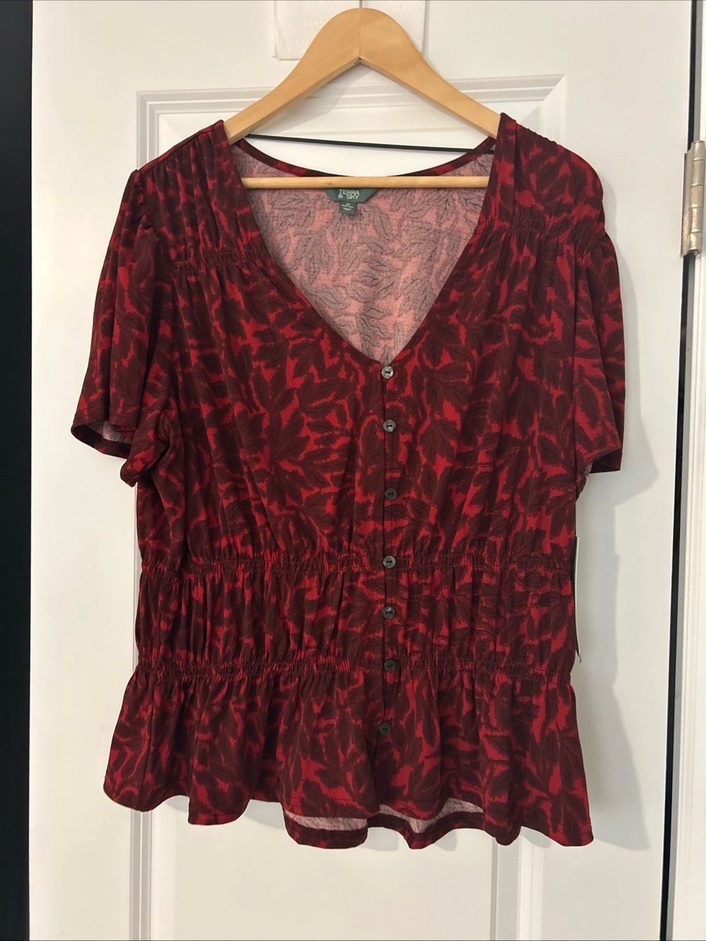 Terra & Sky Women's Femme Flutter Smocked Top, Size 1x- NWT- Red W/ Leaves